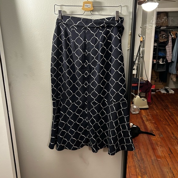 NWT Unique Cut Ann Taylor Size 8 Skirt Blue Patterned with Lining - Picture 2 of 9